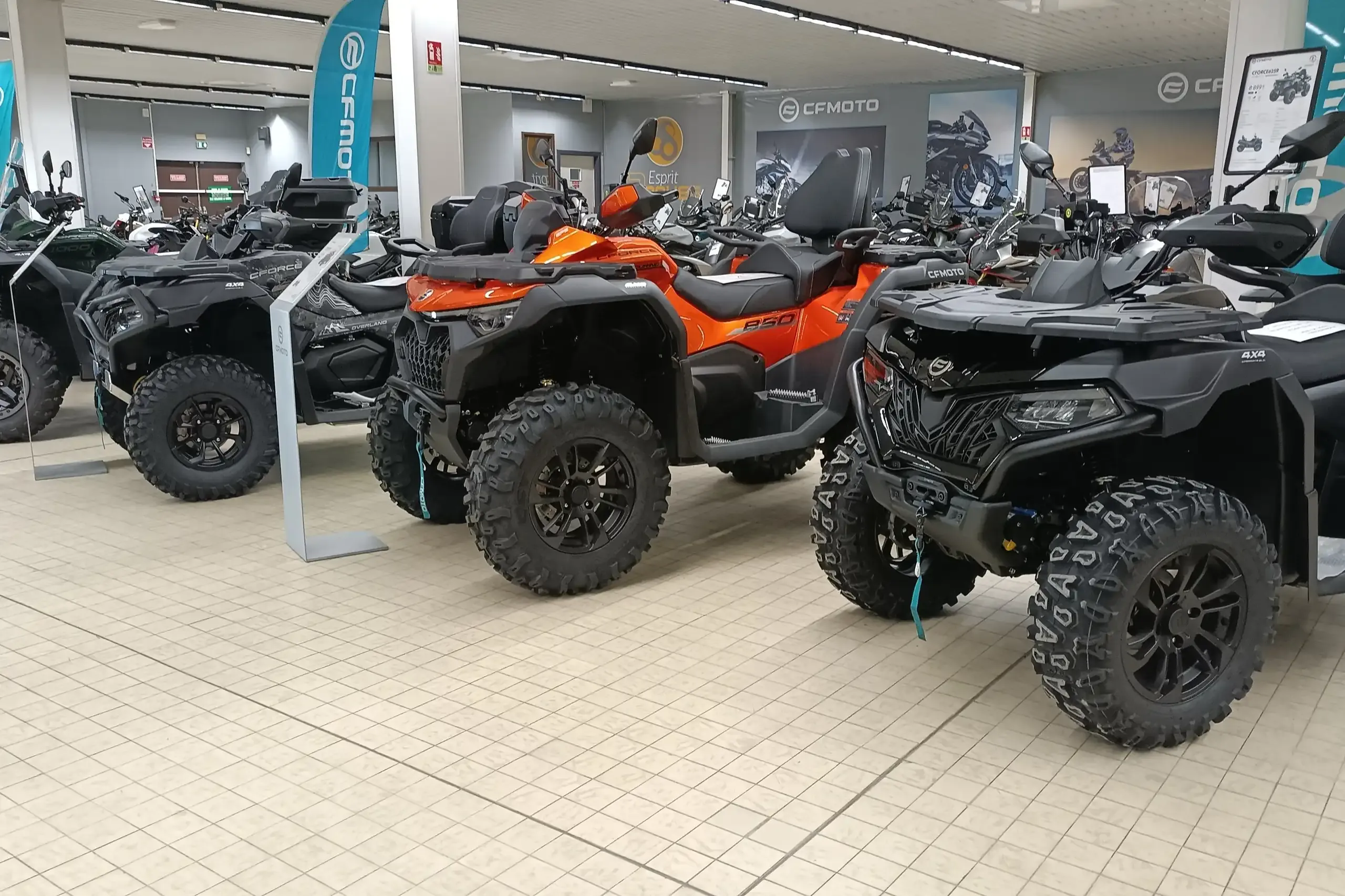 Quads CFMOTO CFORCE exposés dans le showroom Esprit 2 Roues à Créhange