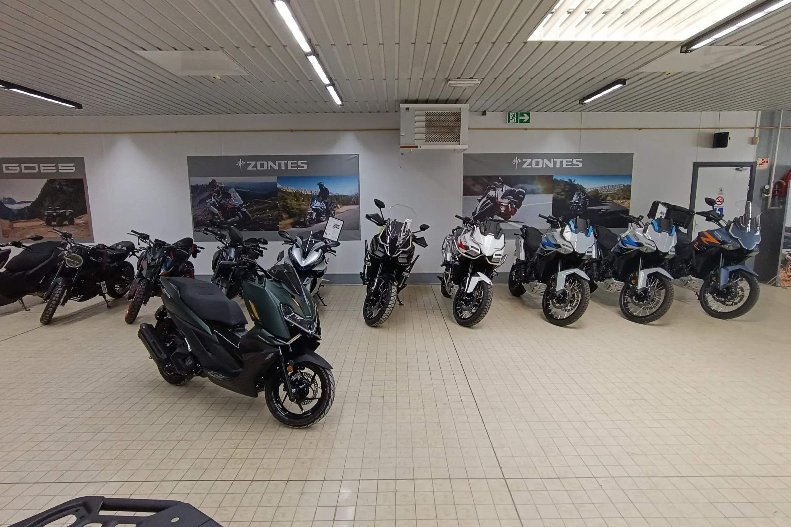 Motos et scooters exposés dans le showroom