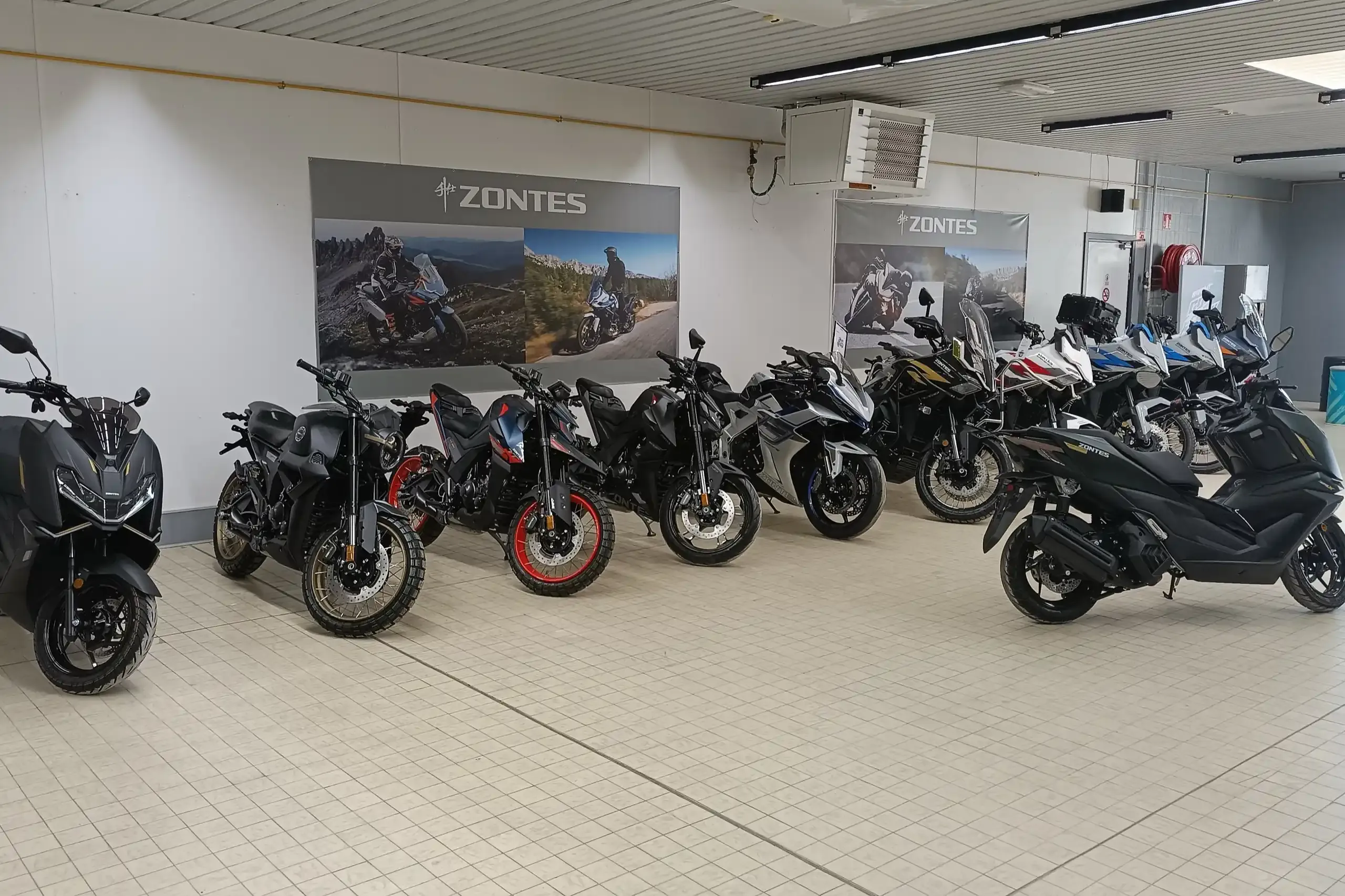 Motos et scooters Zontes exposés dans le showroom Esprit 2 Roues