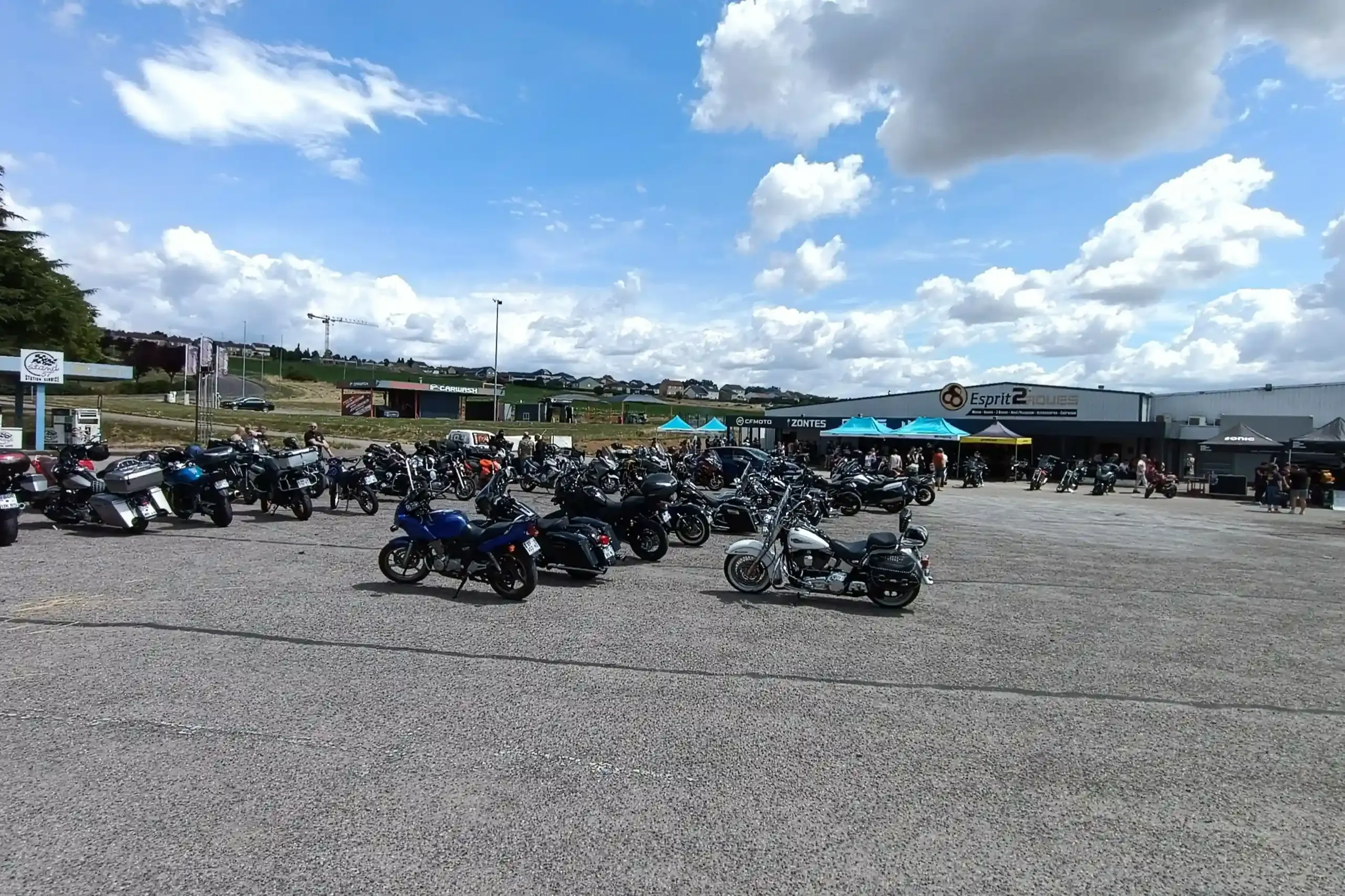 Motos garées sur le parking de la concession