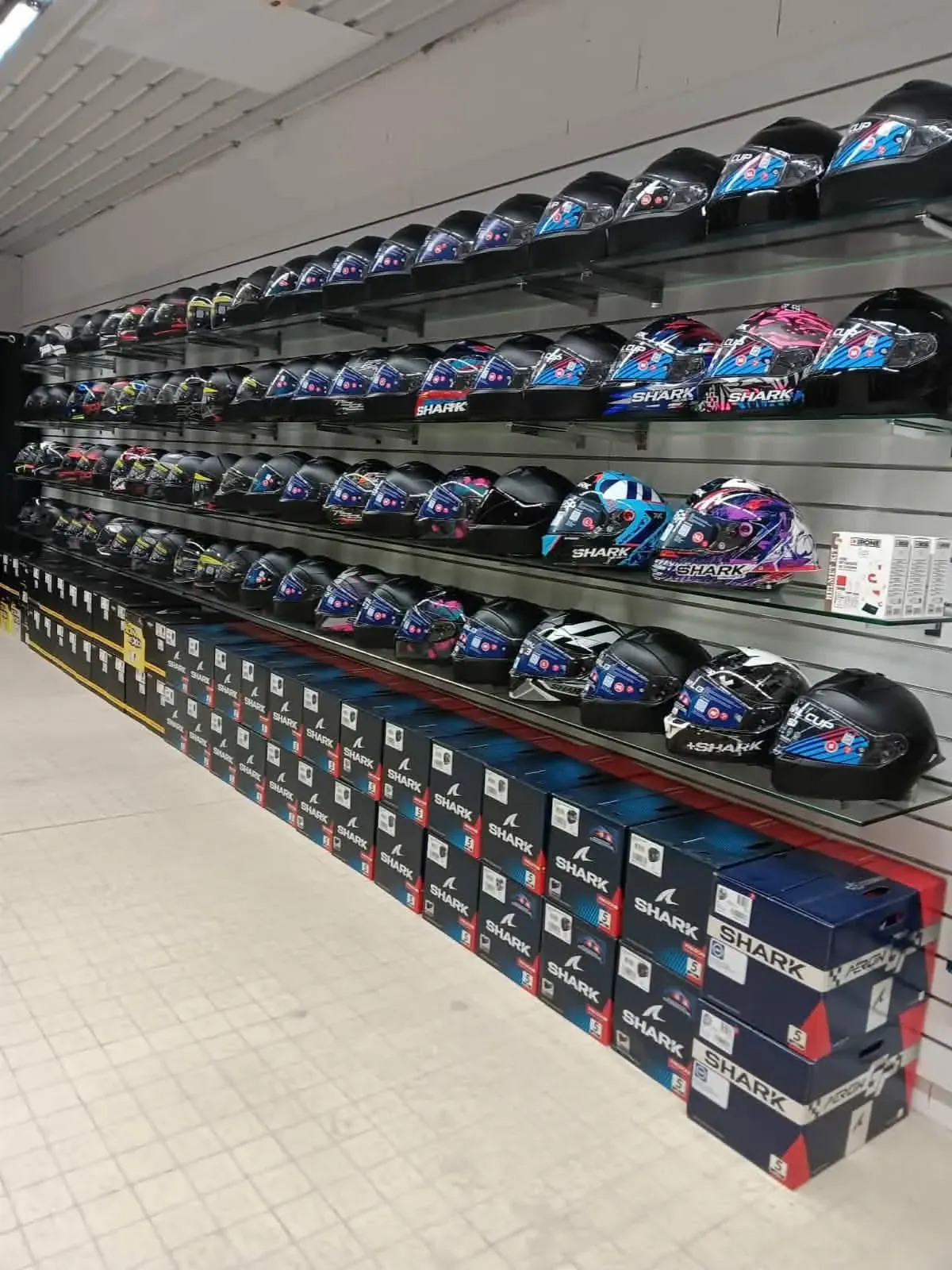 Rayon casques du magasin Esprit 2 Roues à Créhange