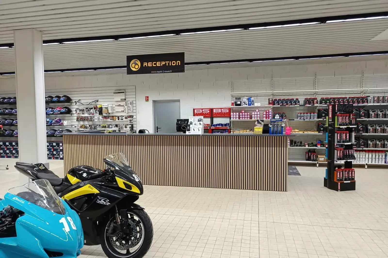 Accueil de la concession Esprit 2 Roues, avec le rayon huiles, batteries et pneumatiques