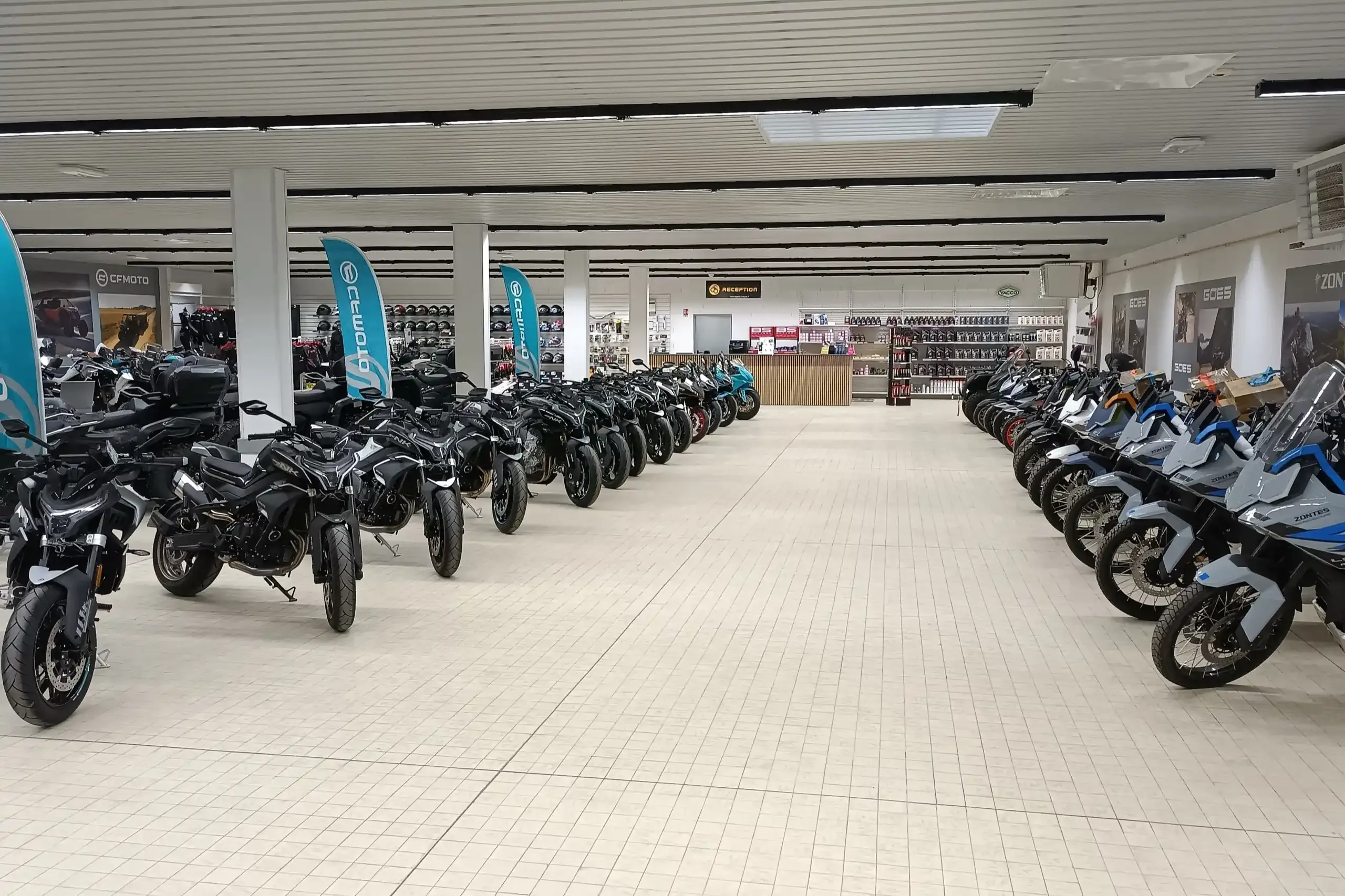 Motos CFMOTO neuves alignées dans le showroom Esprit 2 Roues à Créhange